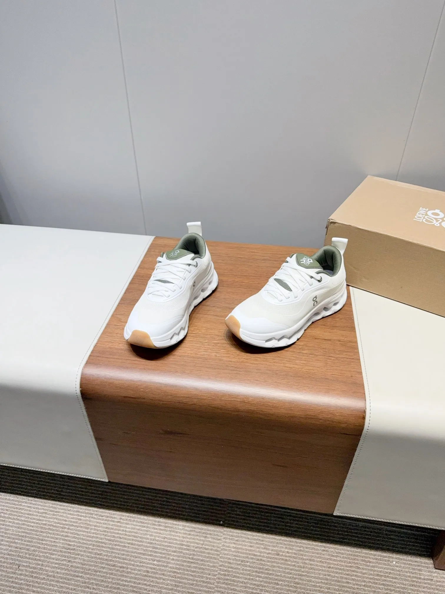 👟👟Ex-factory price 640👟👟 Lowe✅Loewe x on cioudtilt2.0 running shoes for couples Lowewe x on New cooperation series of running shoes The brand and the Swiss high-performance sports brand on jointly create this series of works specially designed for urban and outdoor life, fully demonstrating the technological quality of sustainable concepts. This cooperation combines ON's professional technology with Loewe's exquisite craftsmanship, and uses it in the production and design, specially designed for urban life and outdoor sports. Every color is awesome and super comfortable on the feet. ✔The upper is made of recycled polyester fiber and mesh fabric. ✔Using an exclusive rubber sole, the classic Loewe logo is printed on the side of the shoe and decorated with full-coverage seam details. Size: Women's 35-45 (40 women's 45 men's custom-made, non-refundable)